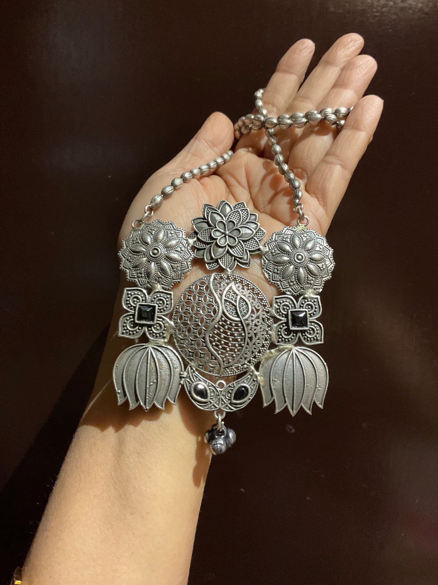 Silver thappa neck piece