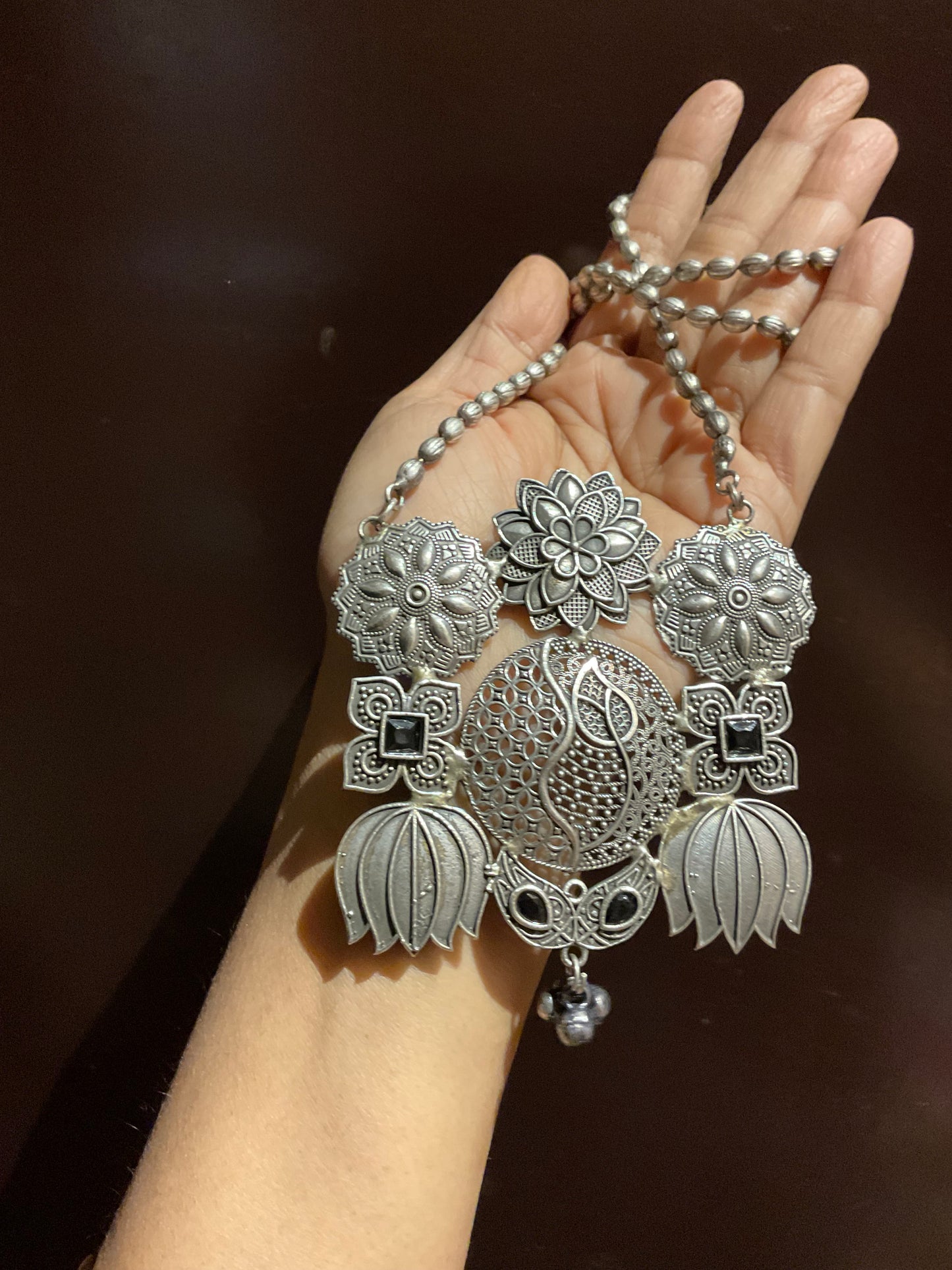 Silver thappa neck piece