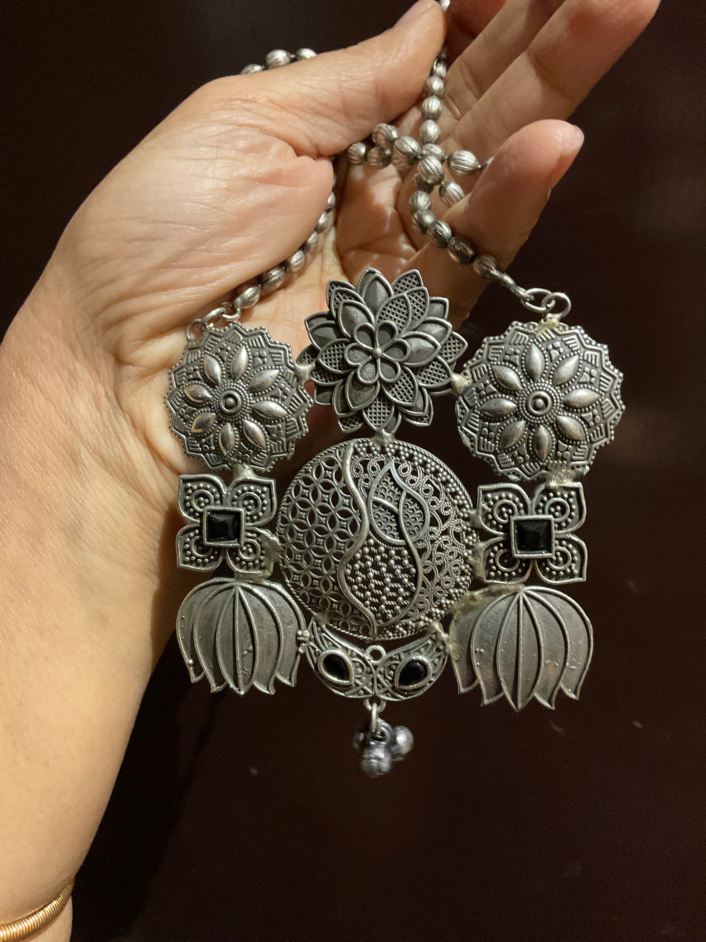 Silver thappa neck piece